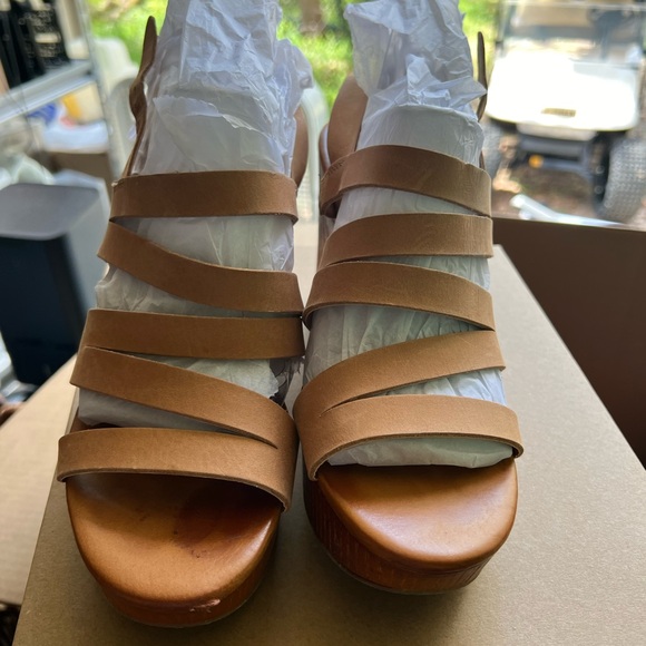 Lucky Brand wedges in size 6.5 Very comfortable! Used 1 time for a graduation! - Picture 3 of 7